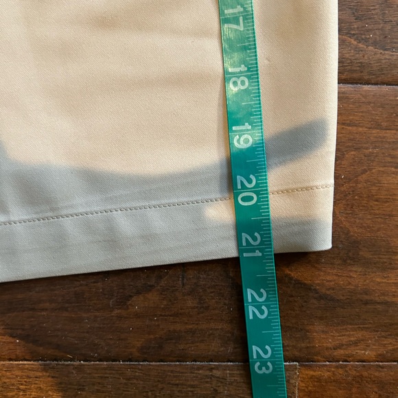 Luxurious Peter Millar Men’s Khaki Golf Short - Picture 8 of 10